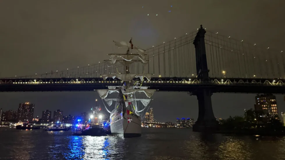 Buque Cuauhtémoc choca puente