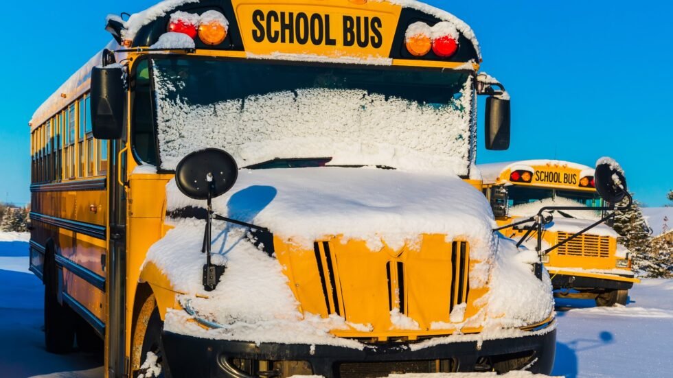 cierre y retrasos en escuelas