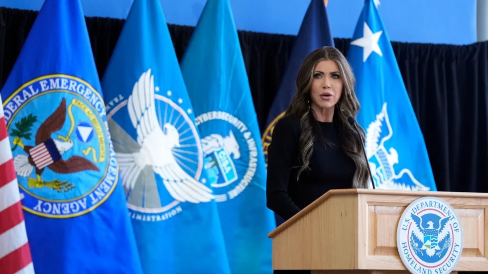 destituye a Kristi Noem