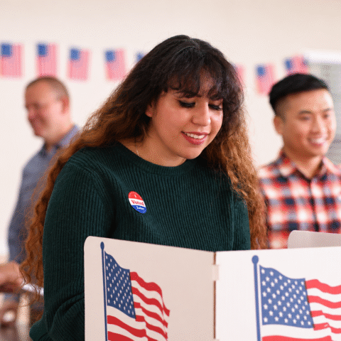 Joven votante en un centro electoral de Estados Unidos.