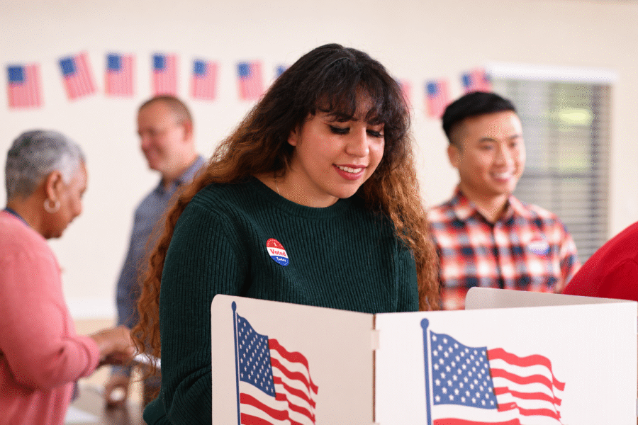Joven votante en un centro electoral de Estados Unidos.