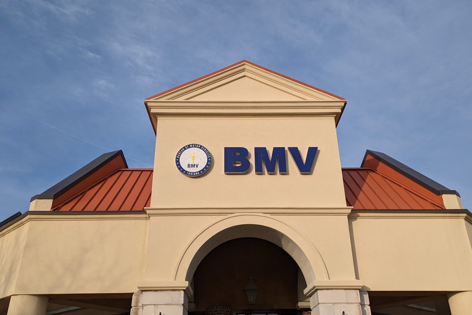 Sucursal del Bureau of Motor Vehicles (BMV) de Indiana, que tendrá horarios especiales de atención el 2 y 3 de noviembre de 2026.