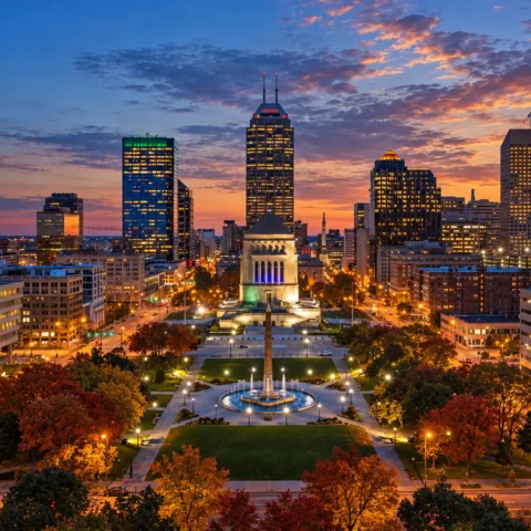 Atardecer en el centro de Indianápolis con el horario de invierno en Indiana