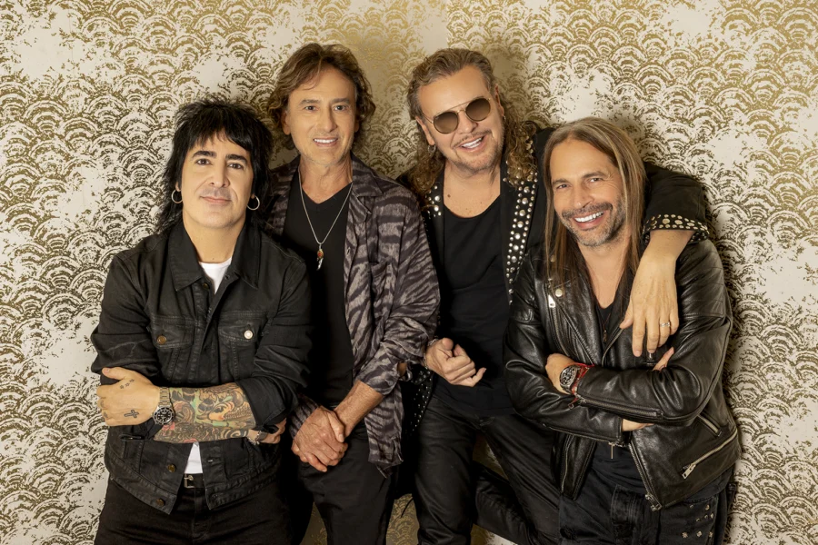 Maná durante su presentación en Red Rocks Amphitheatre, Colorado, grabada para su estreno gratuito en YouTube en noviembre de 2026.